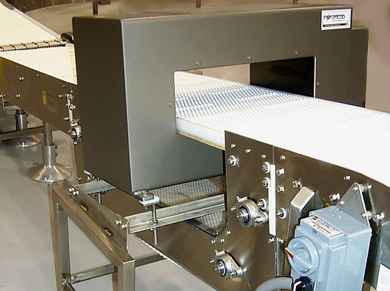 Conveyor belt passes through metal detection unit